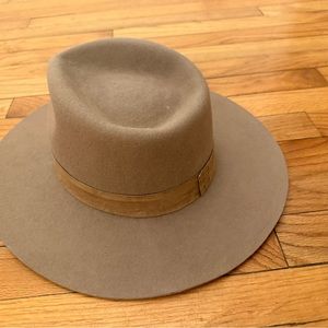 Gigi Pip Hat Women’s Tan looks like a “Miller?” Fedora size M/L